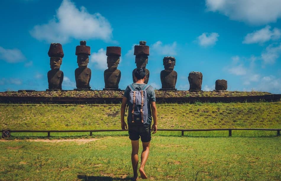 In pratica il compito dei Sette Saggi (gli stessi rappresentati dai sette giganteschi Moai che guardano pensierosi l’oceano nella baia di Anakena di Rapa Nui…?), in fuga 13.000 anni fa da una tremenda catastrofe naturale