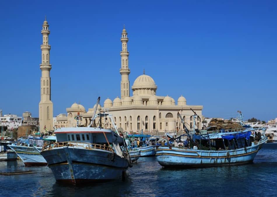 piccolo villaggio di pescatori dove gli unici rumori che si sentivano una volta erano lo sciabordare delle onde, le preghiere del muezzin