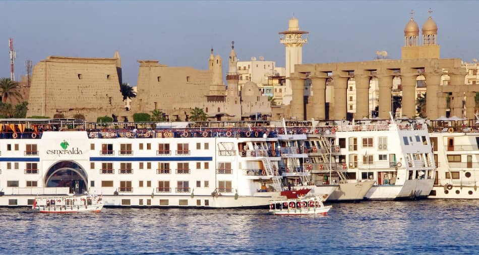 I templi di Karnak e Luxor si trovano a sole tre ore e mezza di strada, molto poche se si considerano gli spazi enormi del deserto egiziano