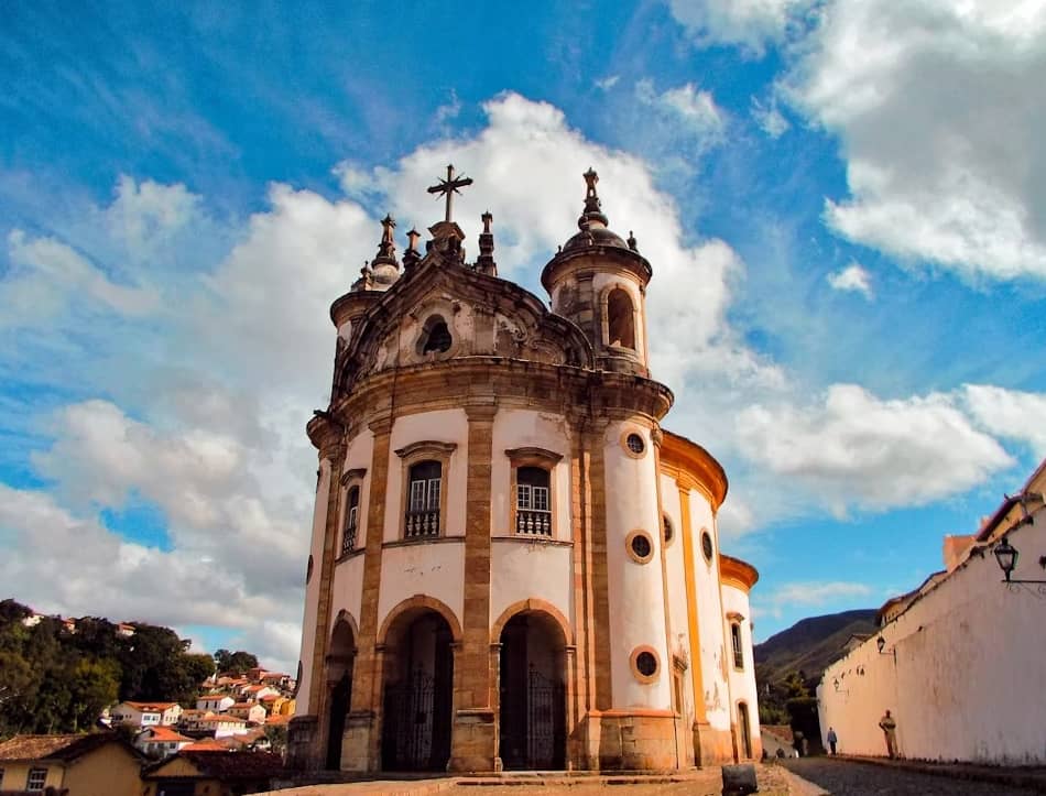  Ouro Preto ti accoglie ancora oggi con tutto questo, con grande amore, con gli eredi di quegli stessi avventurieri o schiavi che la fecero grande