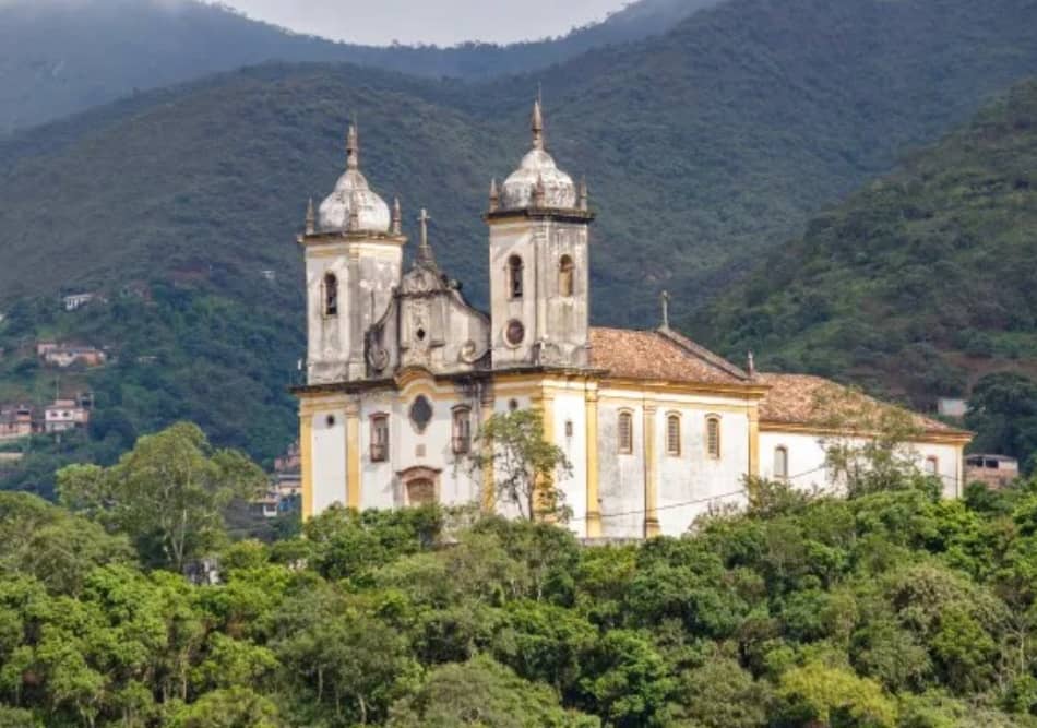 Ecco la chiesa più grande, la Nostra Senhora da Conceicao, ecco quella pittoresca del Monte do Carmo