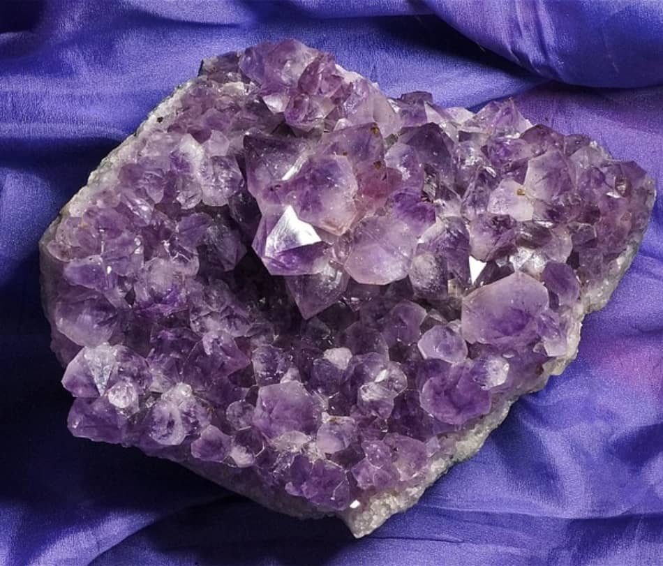 il volto di un garimpeiro, di uno di quei cercatori d’oro che grattavano via la terra dalle miniere, in cerca del miraggio di ricchezza o di una semplice possibilità di cambiare la propria vita con un colpo di fortuna, che risiedeva quasi sempre nella scoperta di qualche prezioso minerale