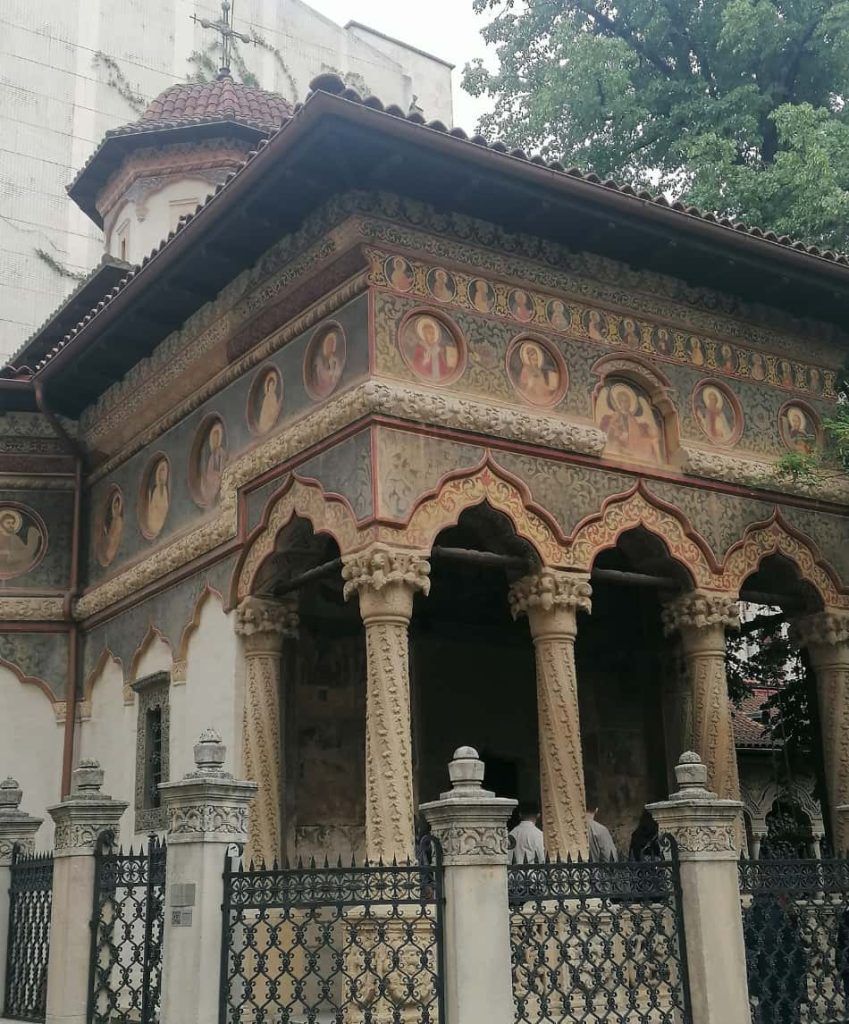 il Museo del Folklore, una ricostruzione della Romania rurale con fattorie, chiesette, mulini e oggetti tipici dell’artigianato locale