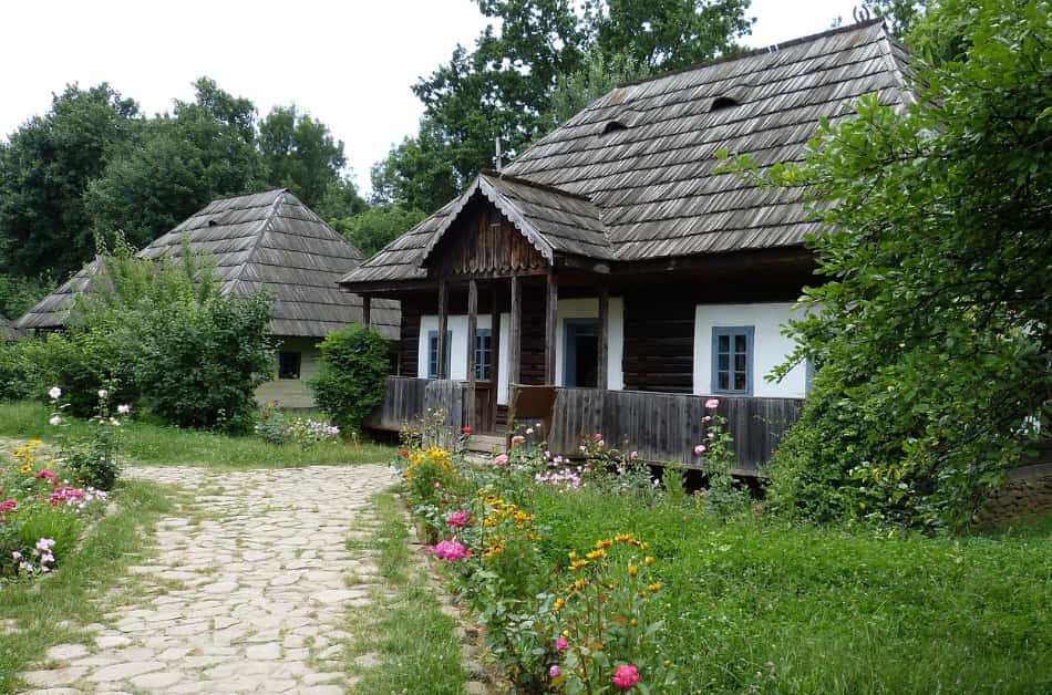 ui si può fare una passeggiata per celebrare un mondo quasi scomparso, siamo infatti in un’isola culturale latina in mezzo a un ambiente slavo