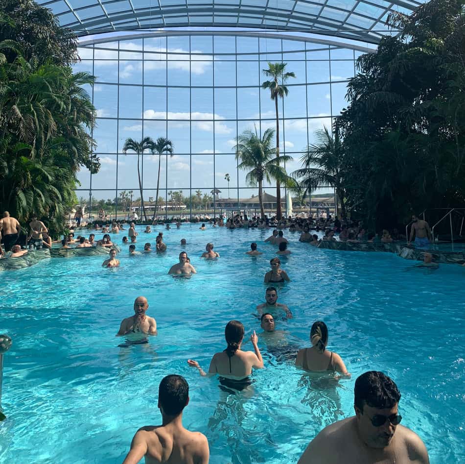 le più grandi terme d’Europa, un moderno edificio tutto ricoperto da vetrate panoramiche e costruito vicino all’aeroport