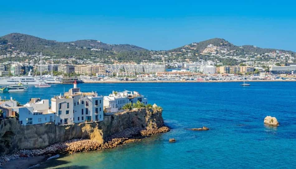 Ha una storia a strati, millenaria: fenicia, cartaginese, araba, franca, normanna, aragonese e per ogni cultura il fondo del mare ha restituito anfore, ceramiche, monete, repert