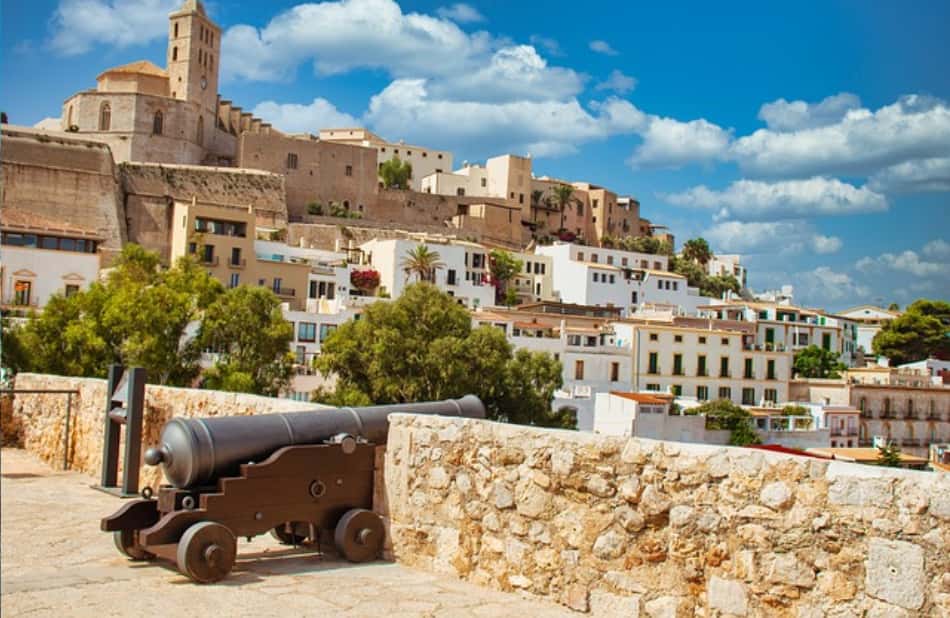Dalt Vila, la Città Vecchia, cinta da mura, molto vivace, molto colorata e piena di vita