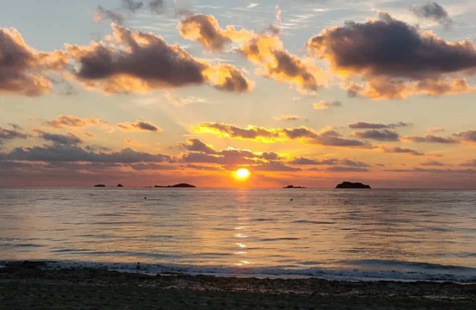 Si passa poi alle spiagge vicine al capololuogo e qui va in scena ogni giorno e ogni notte una gara di party, disco bar, chioschi, locali, stabilimenti, sport nautici: parliamo di Playa Talamanca