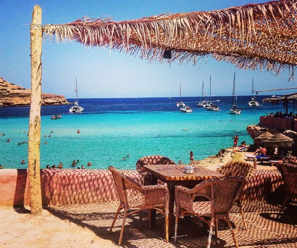 A Ibiza per questo motivo hanno aperto non solo rumorose e gigantesche discoteche ma anche relais, spa orientaleggianti, le haciendas che sono dei boutique hotel con ambientazioni da sogno e raffinati locali