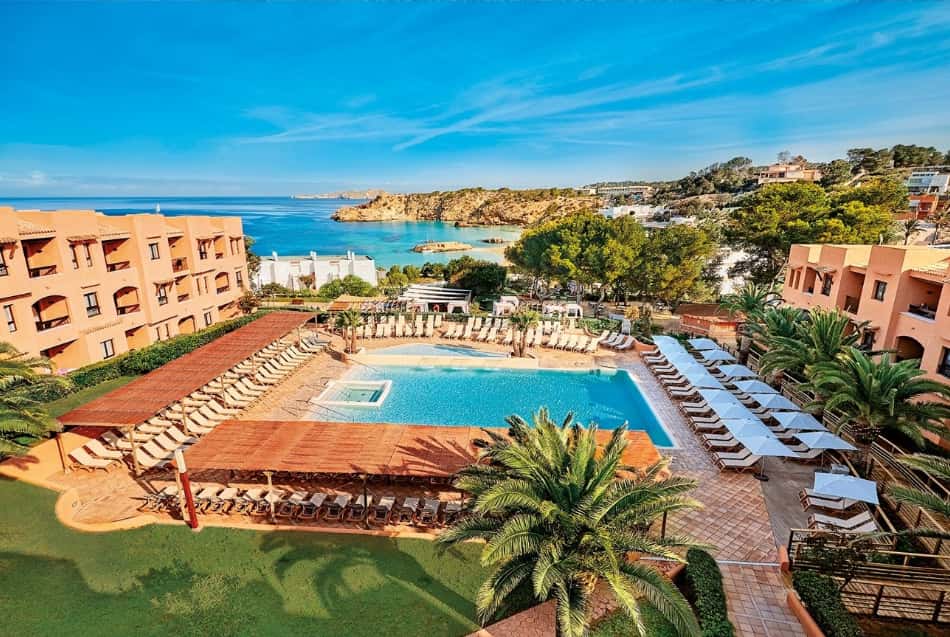  le tappe imperdibili del mare di Ibiza: Cala Tarida, quella del nostro villaggio, col suo scoglio centrale, sempre piena di barche e di turisti