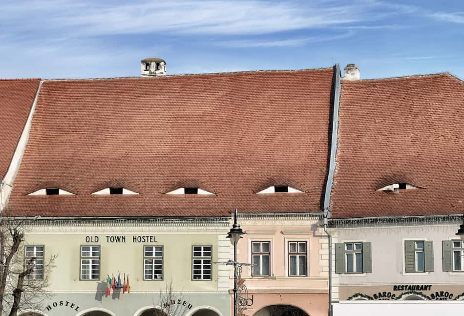gli abbaini costruiti sui tetti a forma di occhi, una simpatica soluzione architettonica e decorativa che ti fa sentire quasi sorvegliato dalle case antiche di questa città