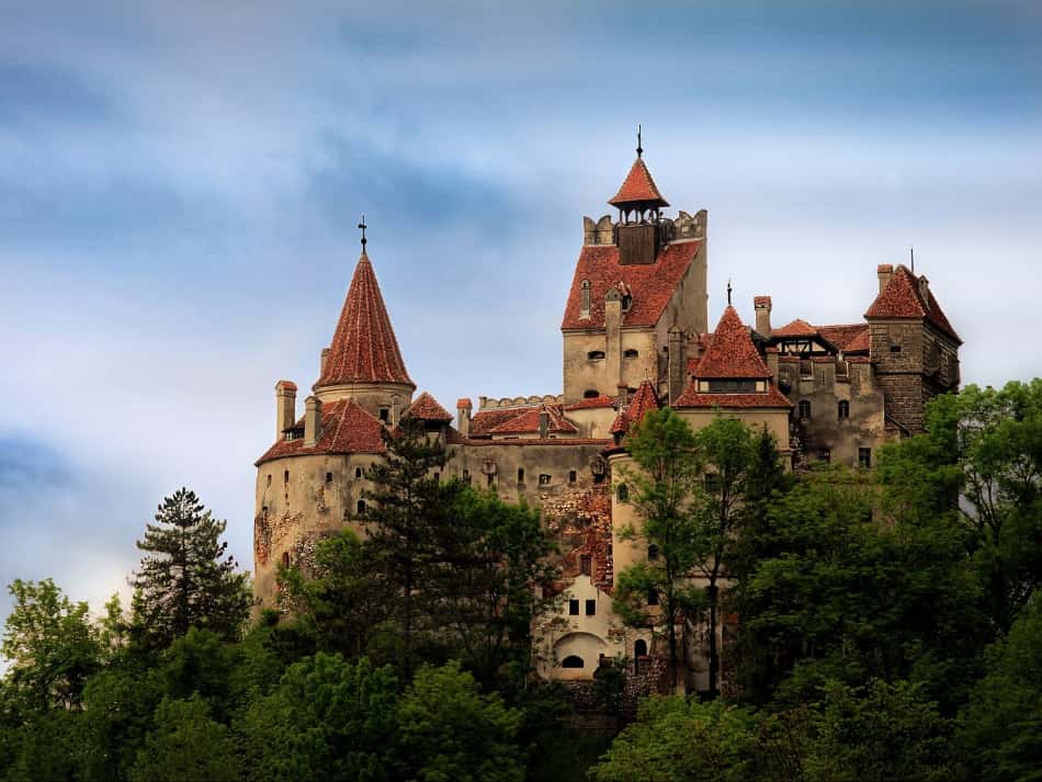 il Castello di Dracula, ovvero il vecchio maniero del villaggio di Bran, molto più improntato allo stile medievale gotico.