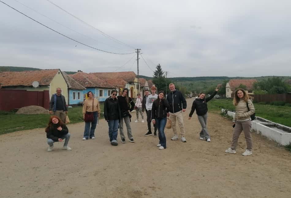 La mattinata ci regala un piccolo tesoro inaspettato, il villaggio-fortezza di Viscry.