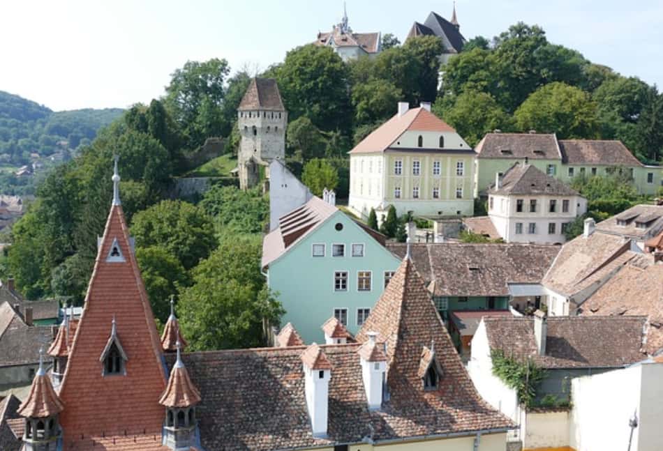 Ma siamo on the road again e dopo un’oretta arriviamo a Sighisoara, grande periferia abbastanza anonima schierati sui due lati di un fiume, ma un cuore antico, medievale e pulsante, di pietra, torri e leggende