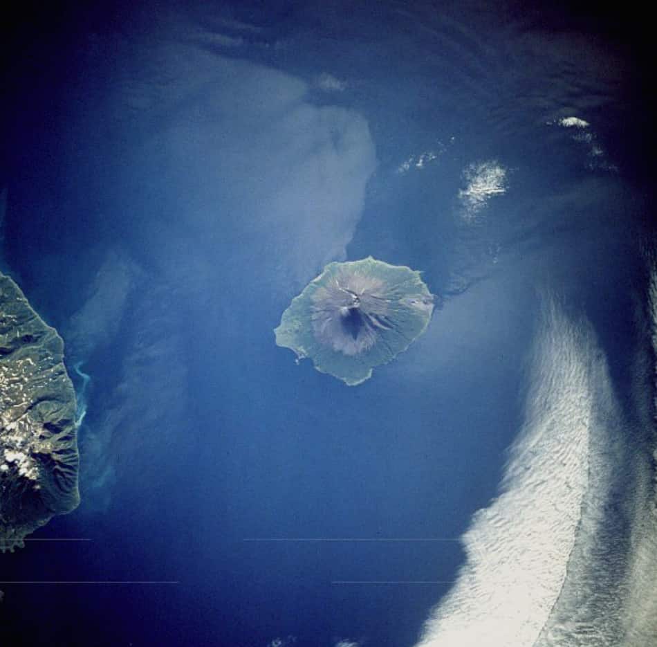 il cono perfetto del vulcano di Atlasov in un’immagine presa da wikipedia