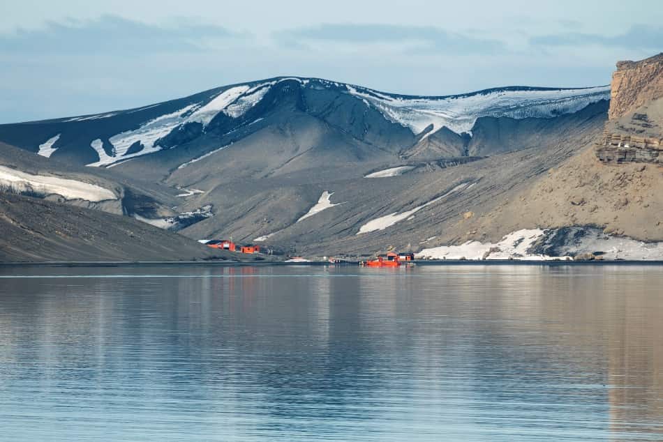 l’isola di Deception con la sua strettissima entrata chiamata le fauci di Nettuno che svela un mondo ghiacciato, bollente e perduto