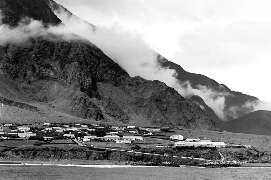 Un altro territorio isolato nel grande Atlantico ma stavolta abitato e addirittura vissuto in seno a una grande utopia è l’isola di Tristan da Cunha