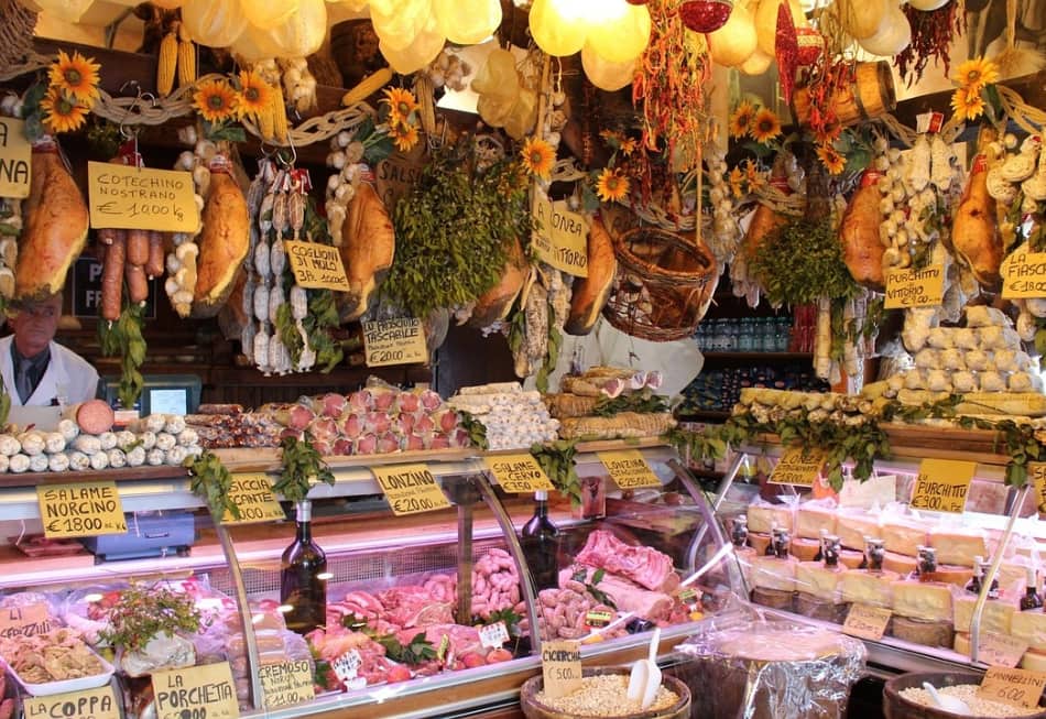 Le salumerie si sfidano lungo il corso, esibiscono teste di cinghiale impagliate, corna possenti di cervo, salami-bastone, collane di salsiccette, forme di pecorino...