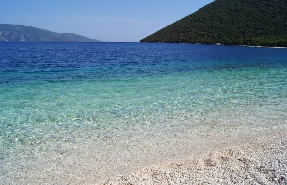 Petani e Xi, la prima che è una spiaggia bagnata da acque color smeraldo, la seconda, lungo la penisola di Paliki,