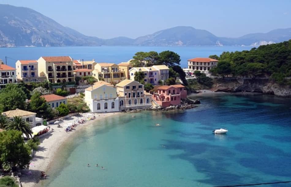 Assos è un gioiellino, rimarresti per sempre a guardare le sue casette colorate che si specchiano nell’acqua
