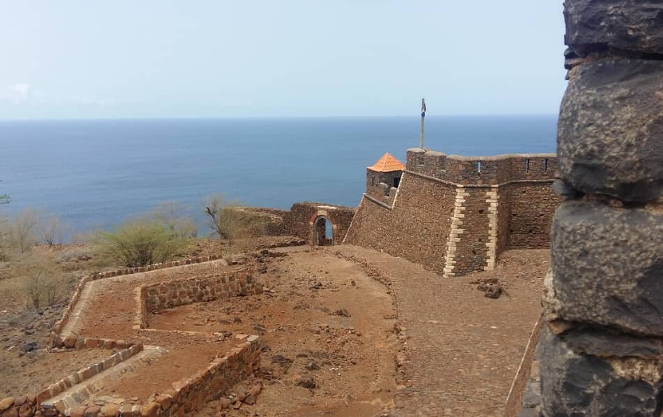 nel Parco Naturale di Monte Gordo, che ospita l’omonimo monte alto 1.312 metri, ci sono particolari formazioni rocciose