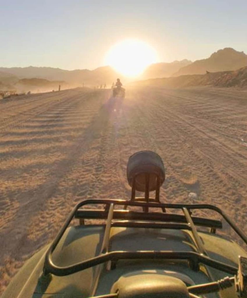 La motorata nel deserto è un'esperienza da fare: colori incredibili, montagne brulle dai toni gialli, ocra, beige 