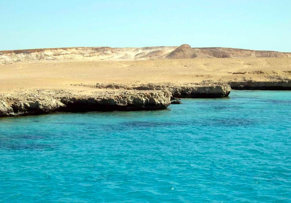 vento che accarezza la pelle e ed increspa le onde del Mar Rosso che si infrangono sulla barriera corallina
