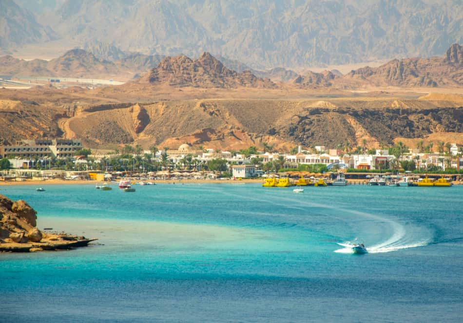 C'è poi Naama bay cuore turistico di Sharm dove il caldo è insopportabile, con negozi, luci, musica