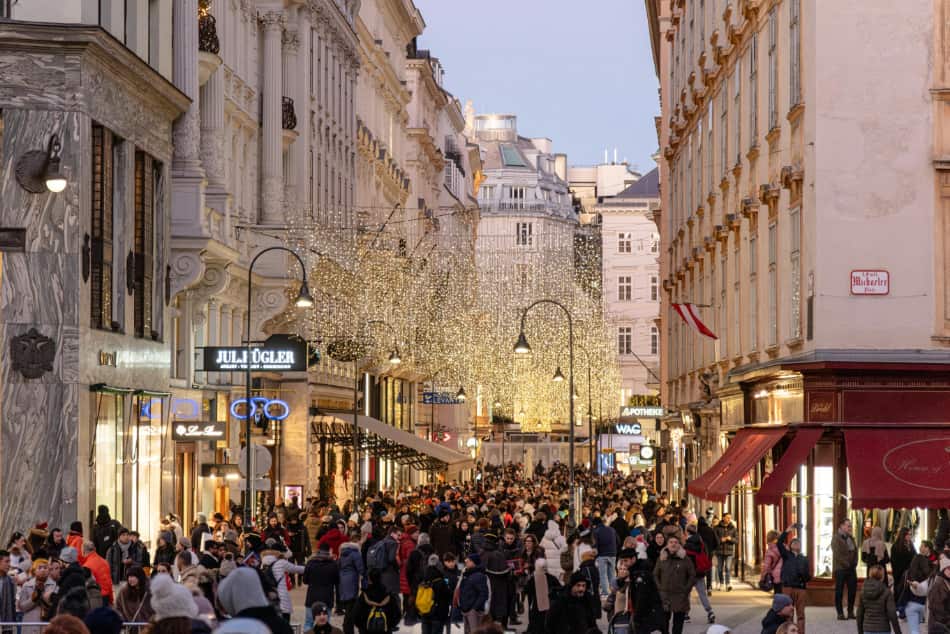 Vienna, capitale austriaca sul Danubio, mette in mostra uno scenario da favola durante le feste con decorazioni