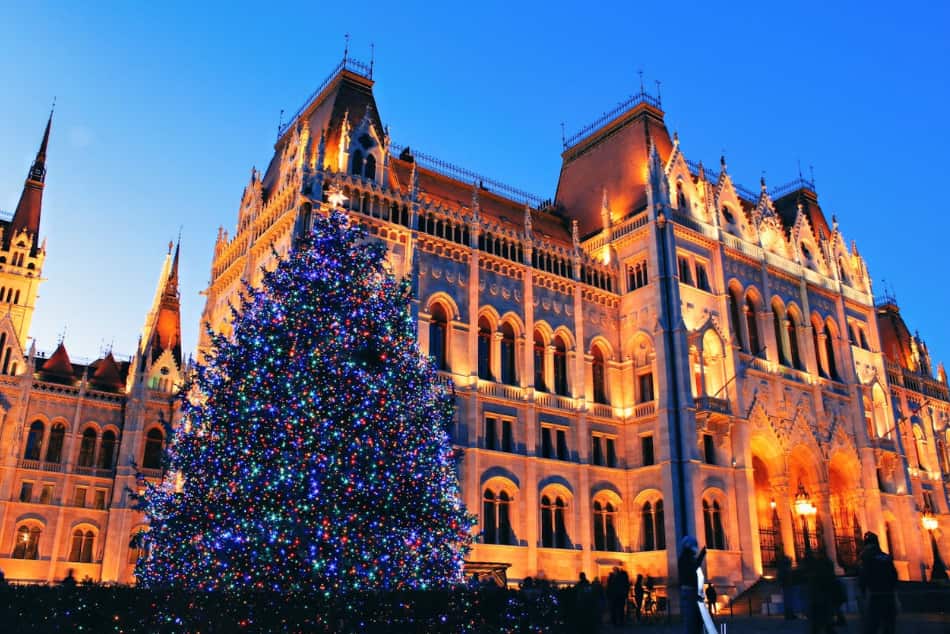 Nella capitale Budapest, sul fiume Danubio, fra acque termali e il suggestivo castello, la location più famosa dei mercatini é la grande Vörösmarty Square