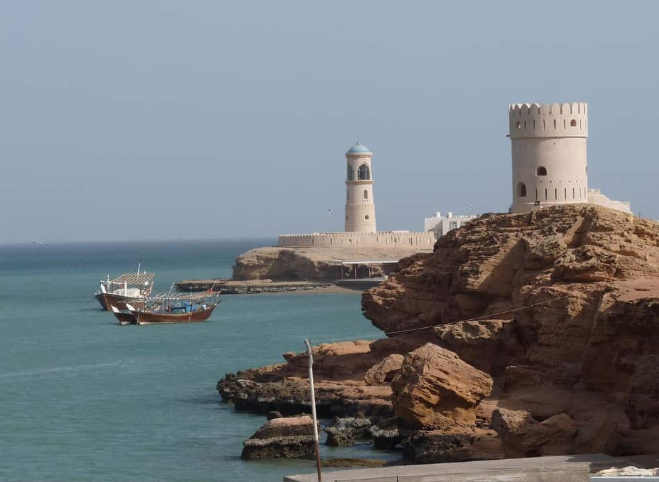 le acque calde e cristalline, la scogliera della spiaggia di Taqa,