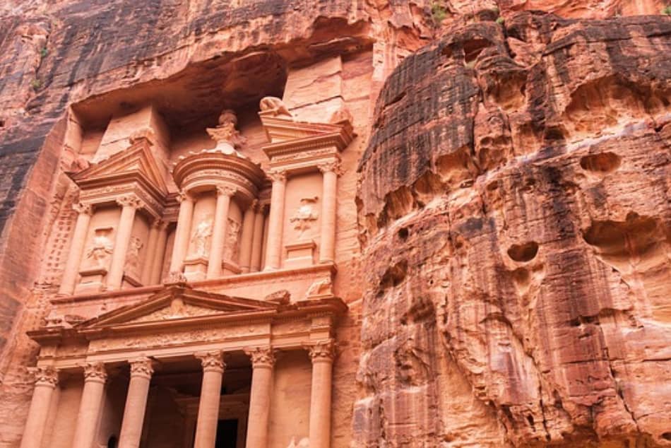 La Giordania nel mondo si conosce soprattutto per l’incanto di Petra