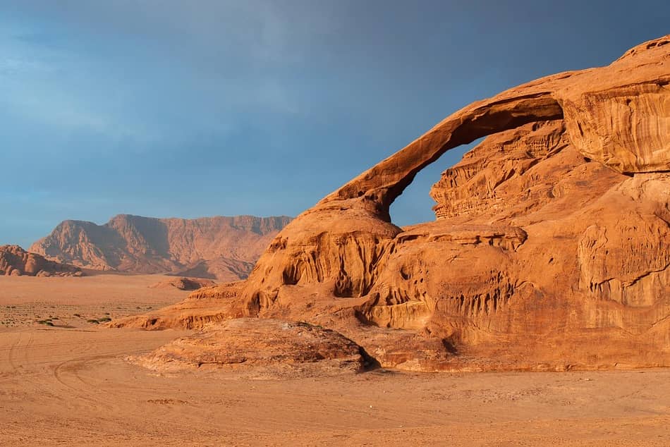 gli effetti della luce sono ugualmente miracolosi nel l’immenso deserto pietroso del Wadi Rum