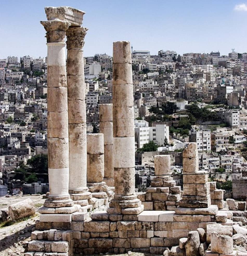 La capitale Amman che mischia periferie moderne a colonne antiche