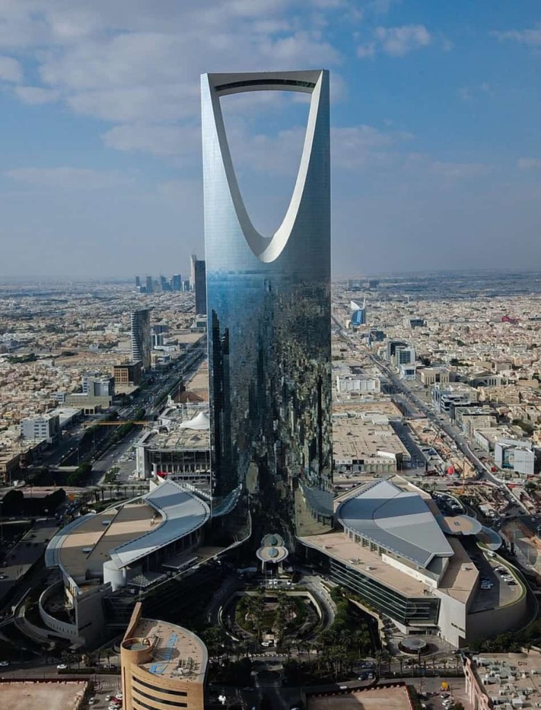 uno skyline importante, palazzi, alberghi, banche, finanziarie, griffe internazionali, insomma la classica città multietnica lanciata verso il 3000