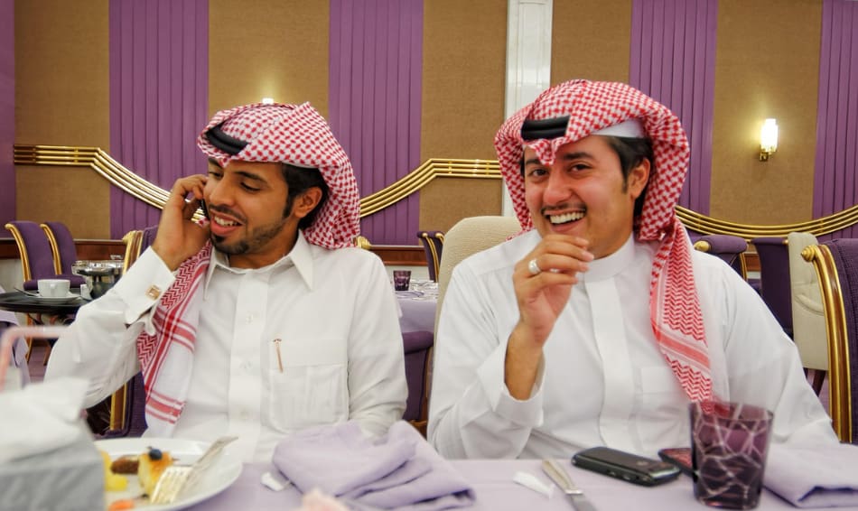 I sauditi vestono in maniera sobria. Anche se le restrizioni si sono allentate ancora molte donne indossano l'abaya, l’abito nero