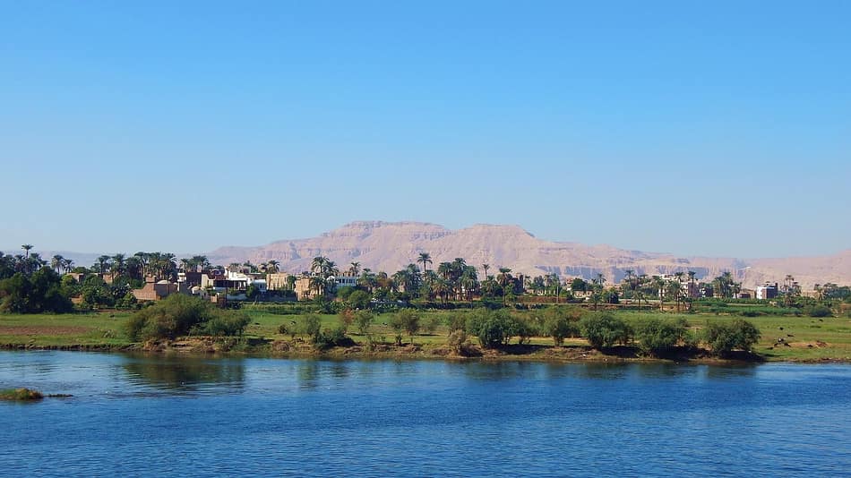Destinazione Luxor, porta d'ingresso all'Egitto dei templi e dei faraoni.