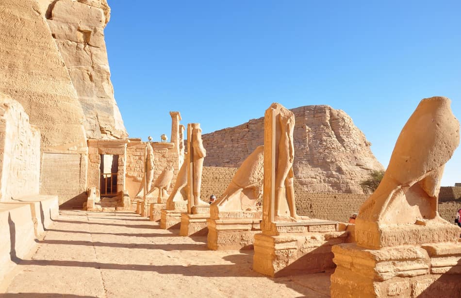Quattro giorni sul Nilo: Luxor-Aswan e ritorno La Jaz Helio naviga il tratto classico Luxor-Aswan