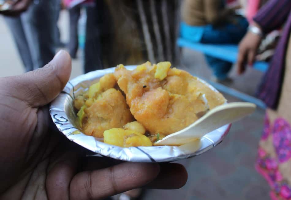 Il Pyaaz Kachori consiste in uno snack fritto con spezie, ceci e cipolle