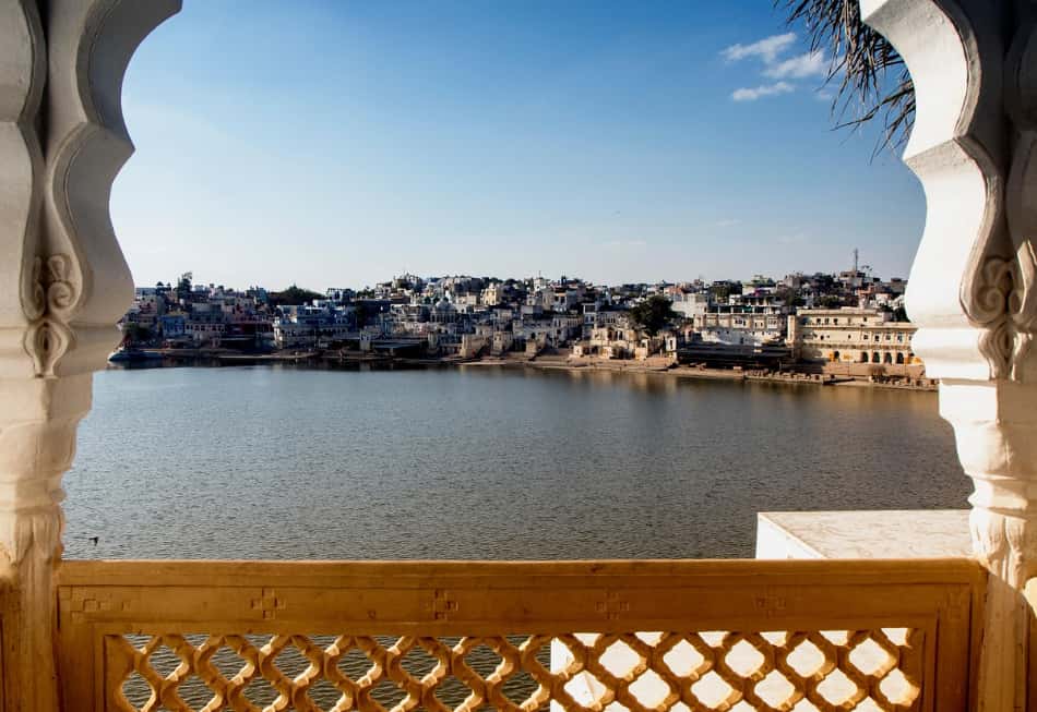 Pushkar si è sviluppata fra la catena montuosa dei monti Aravalli e il deserto del Thar