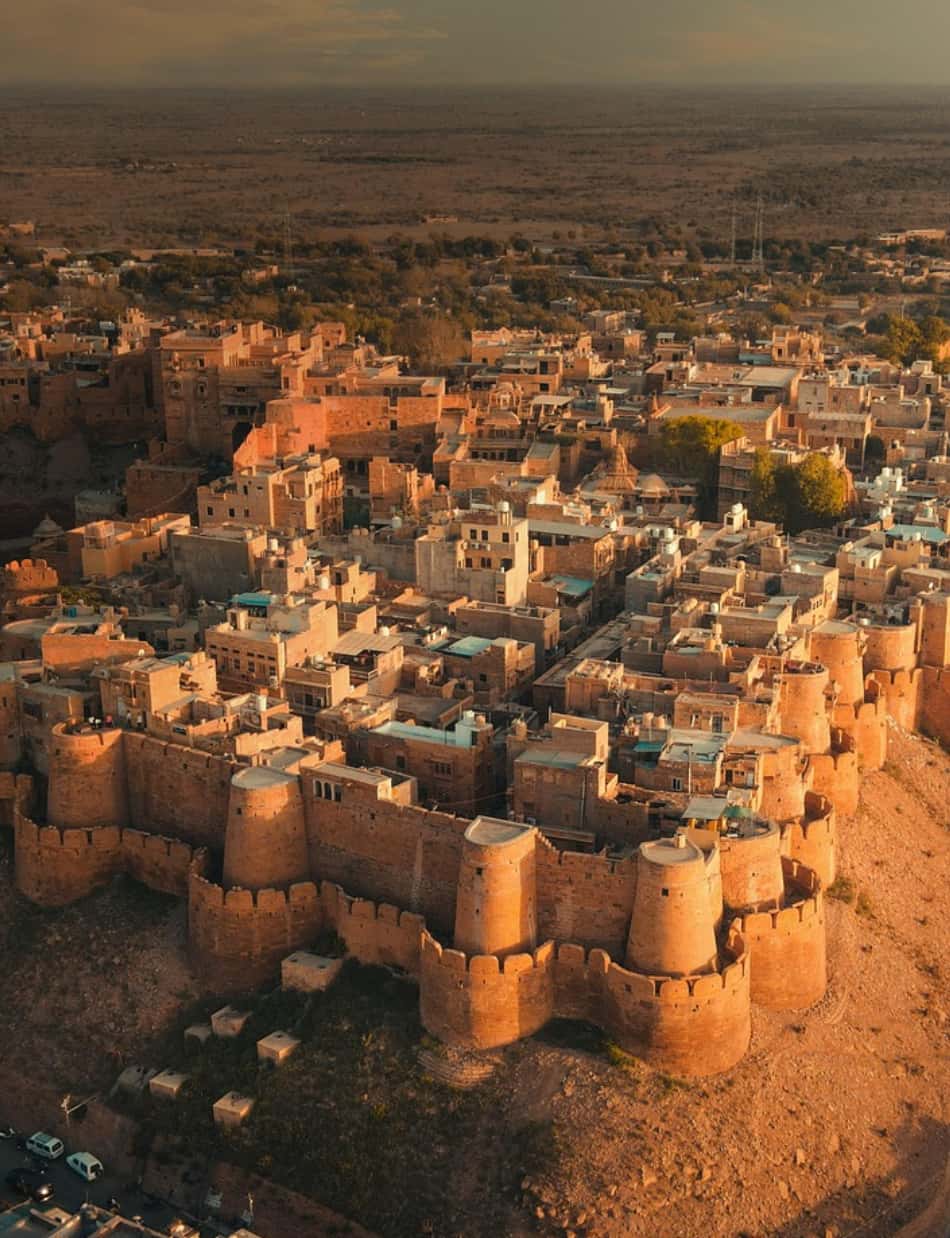 Nel cuore del deserto del Thar, Jaisalmer è la città dorata in cui spicca il Golden Fort