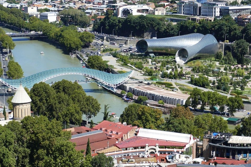 Dalla Old Town consiglio di attraversare il moderno Ponte della Pace che collega al parco Rike fra fontane danzanti e una scacchiera gigante