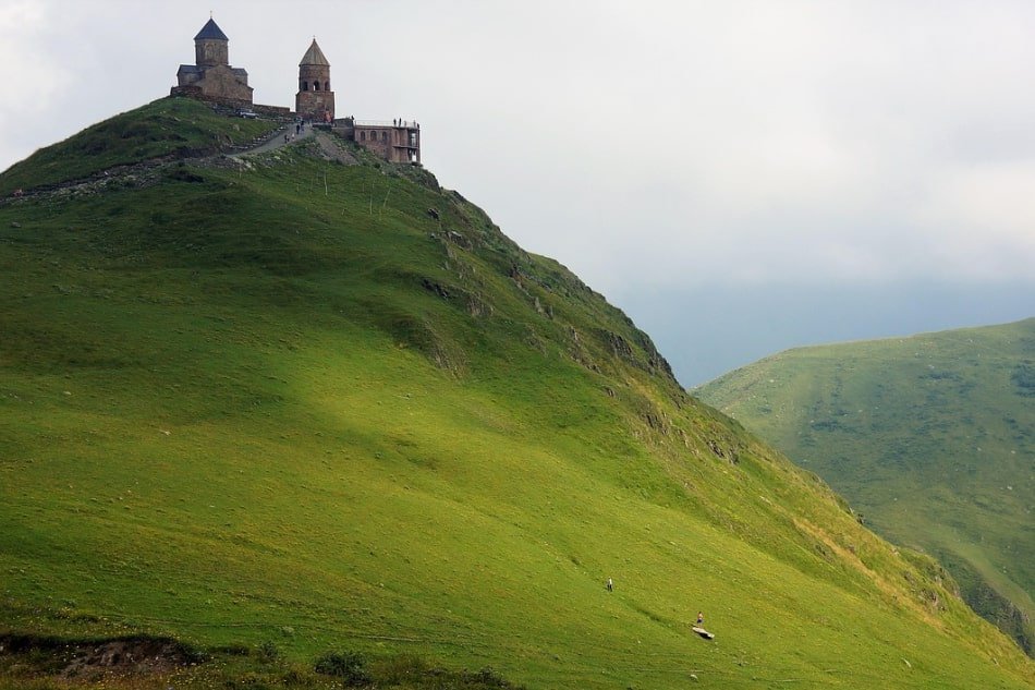 Questo angolo di natura si chiama Kazbegi dove la tranquillità ben si fonde con lo scenario naturale