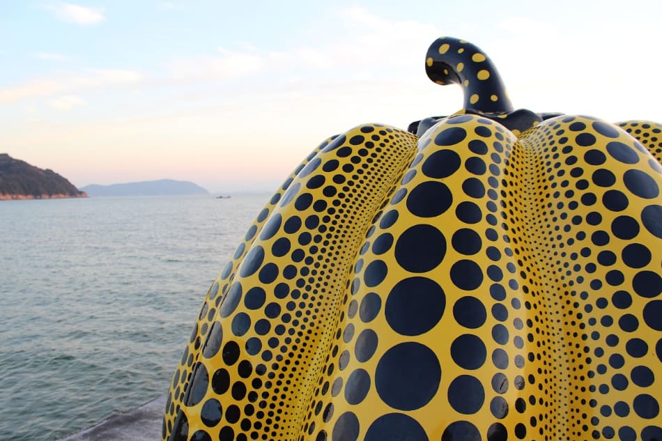 il molo sul Mare di Seto che ospita un’altra grande zucca di Yayoi Kusama, questa volta gialla a pois neri
