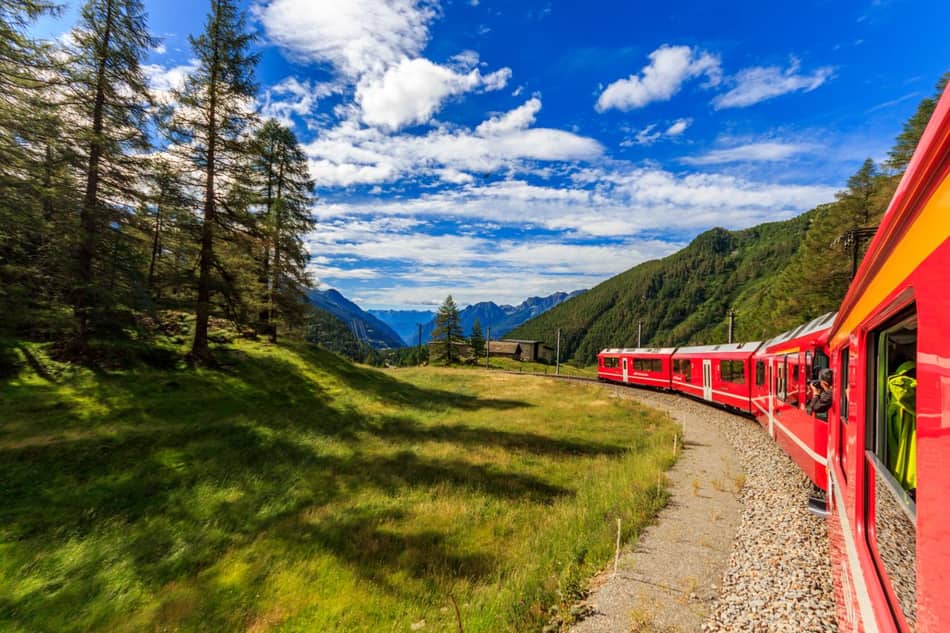 Il viaggio comincia dal finestrino: i treni panoramici più affascinanti