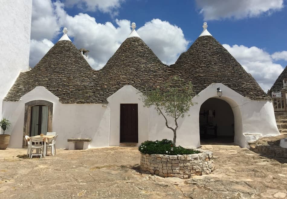 Ad Alberobello sono rimasto affascinato dai suoi caratteristici trulli, con i loro tetti a forma di cono